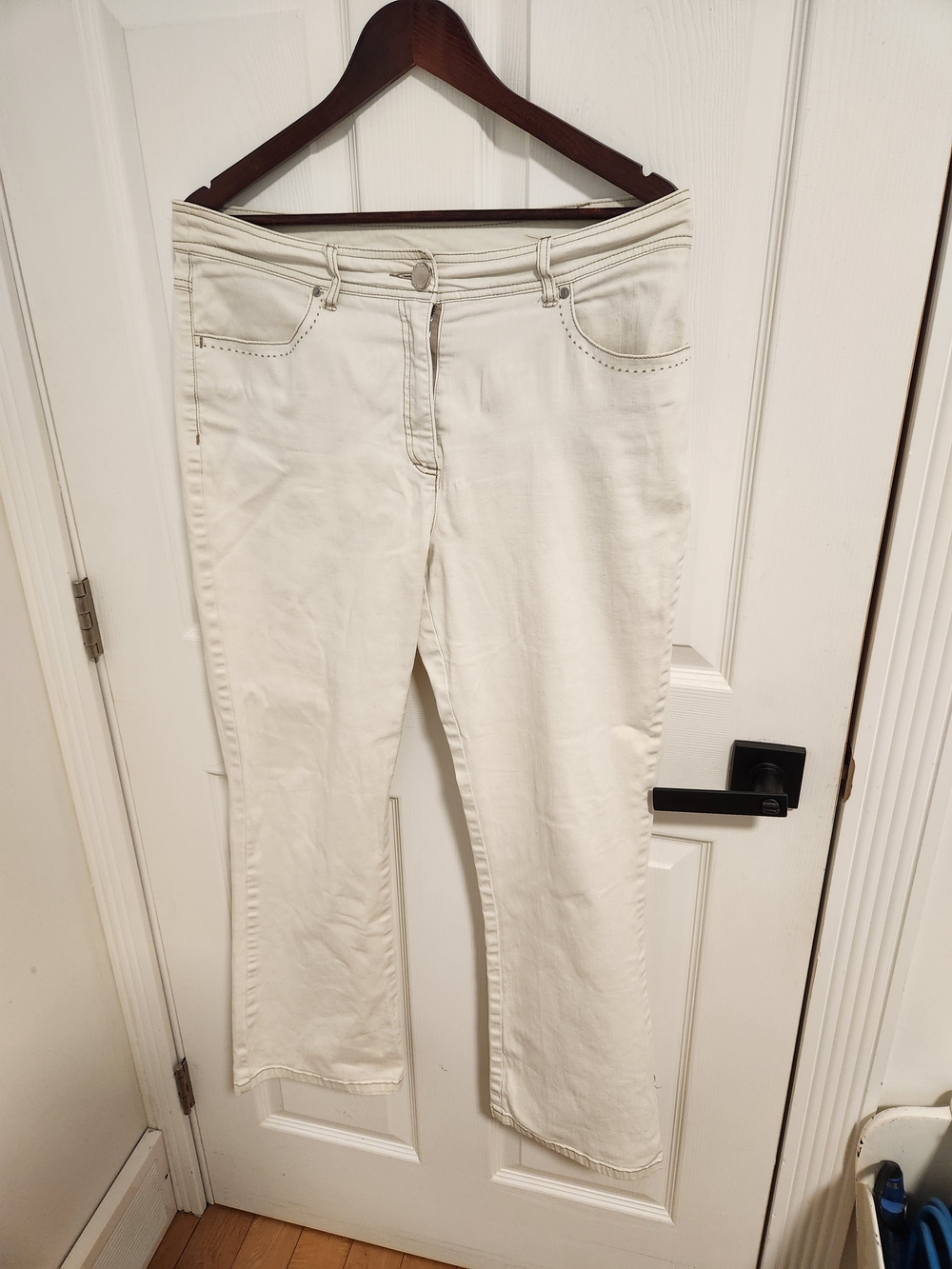 Women’s Cream Straight-Leg Jeans - Classic Everyday Style